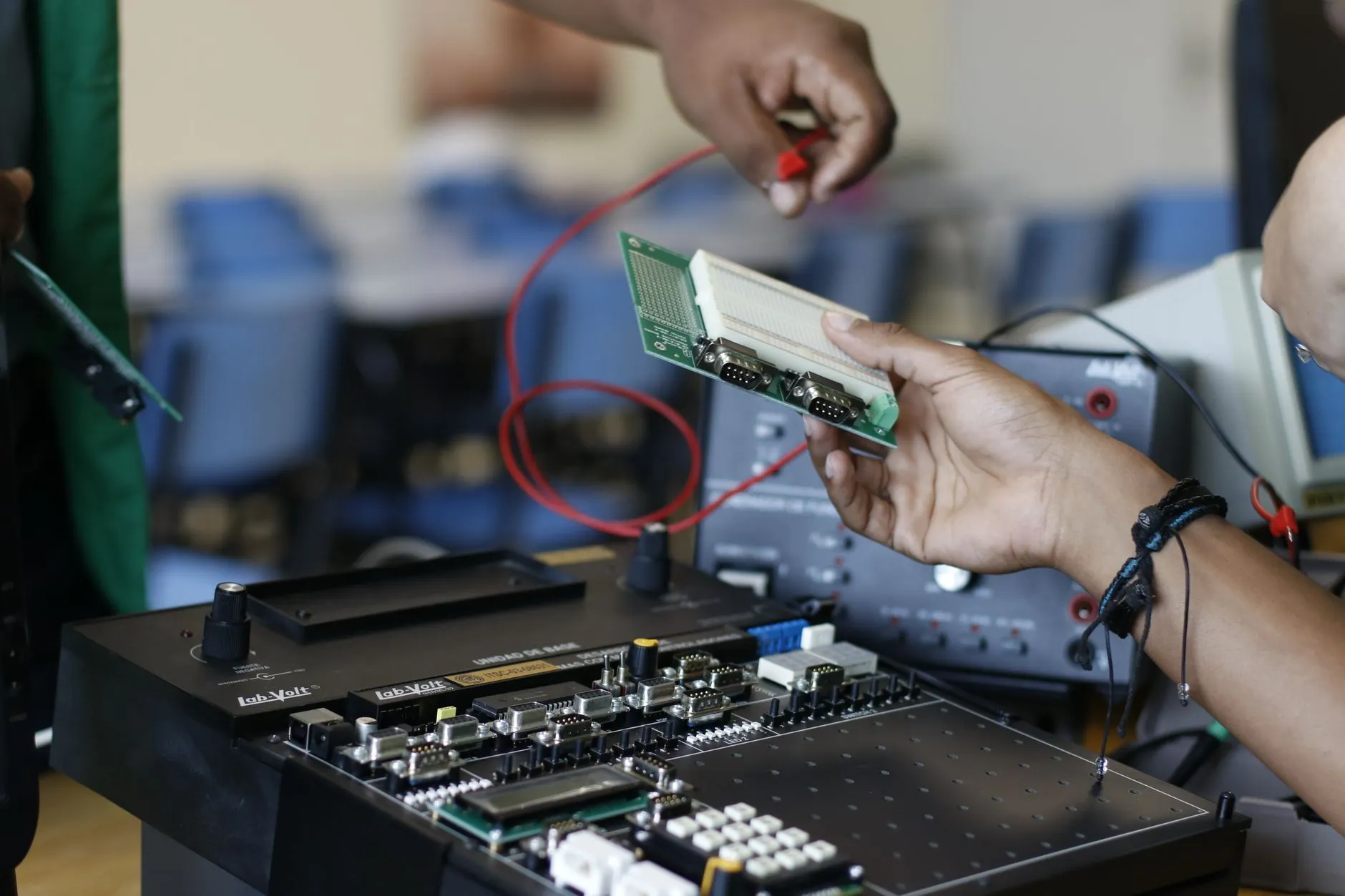 FR4覆铜板与高频板选型对比:PCB制造关键材料解析正文配图 1